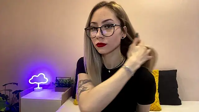 sun under skyy online show from December 19, 9:27 am