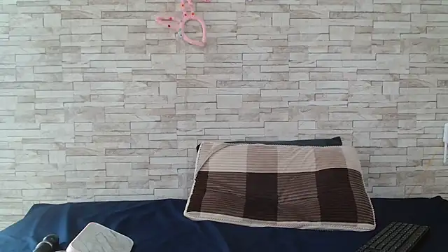 Yellowmellow01 online show from April 19, 9:30 am