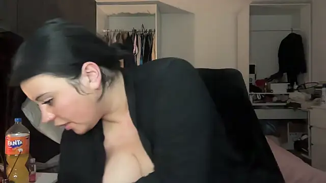 Curvybabesxxo online show from April 2, 1:42 pm