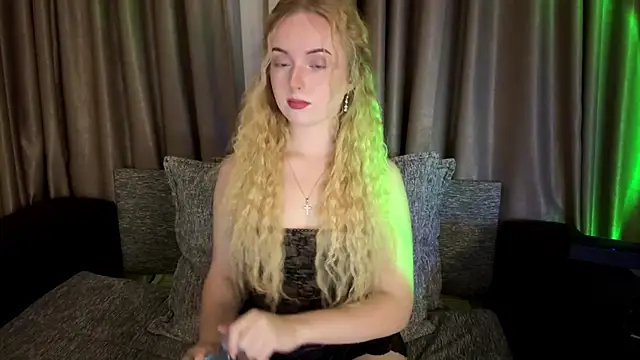 Dari Foxx online show from April 11, 11:20 pm