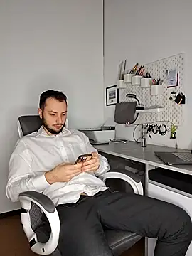 Lovebackground online show from December 4, 11:30 am