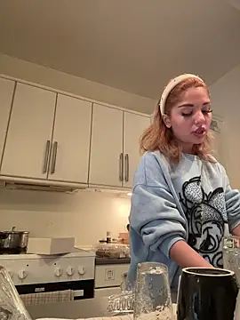 Snapshot of SilkyMira chatting on December 21, 6:59 pm SilkyMira online show from December 21, 6:59 pm