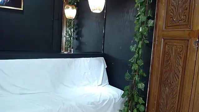 Snapshot of Layla_Isabel chatting on December 16, 12:54 pm Layla Isabel online show from December 16, 12:54 pm