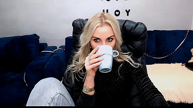 Snapshot of Hanna--Sweet chatting on December 16, 11:37 am Hanna--Sweet online show from December 16, 11:37 am