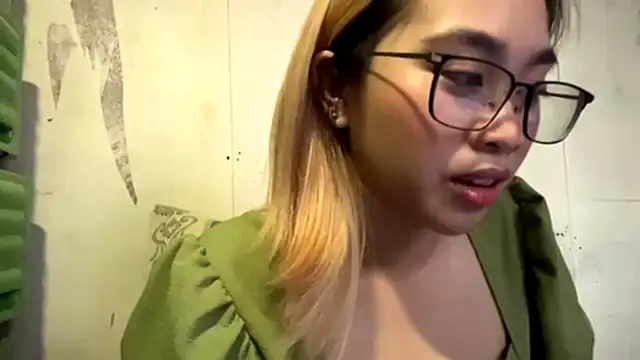 Snapshot of LenoraFrailey chatting on December 20, 2:07 am LenoraFrailey online show from December 20, 2:07 am