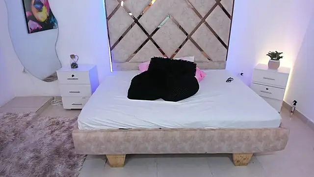 queenie staar online show from March 30, 7:37 pm