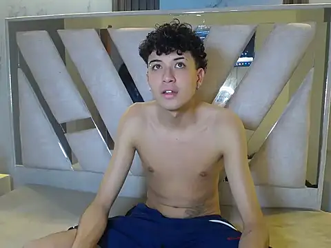 Snapshot of bonnieandclydecf chatting on December 18, 5:19 pm bonnieandclydecf online show from December 18, 5:19 pm