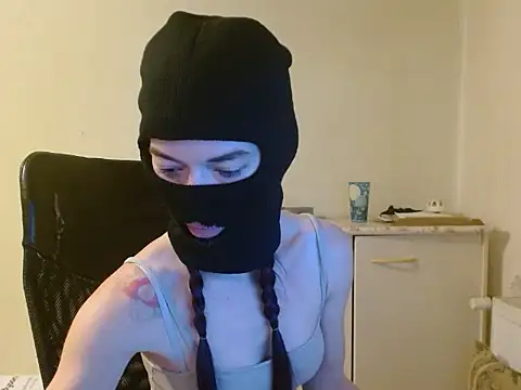 Snapshot of ntrlbdyy chatting on December 16, 7:24 am ntrlbdyy online show from December 16, 7:24 am