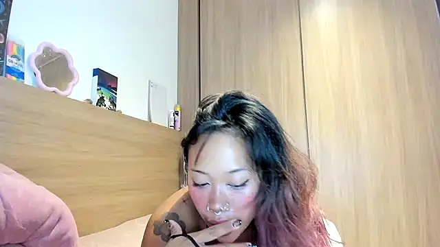 Snapshot of heavenngirlyy444 chatting on January 9, 4:48 am heavenngirlyy444 online show from January 9, 4:48 am