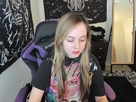 Snapshot of luna_lovelyyy chatting on December 17, 6:14 pm luna lovelyyy online show from December 17, 6:14 pm