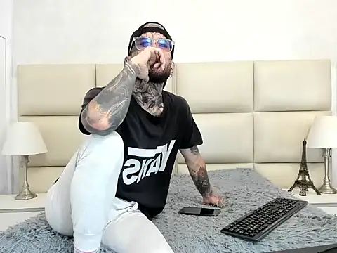 Snapshot of CalvinKorvus chatting on December 18, 9:43 pm CalvinKorvus online show from December 18, 9:43 pm