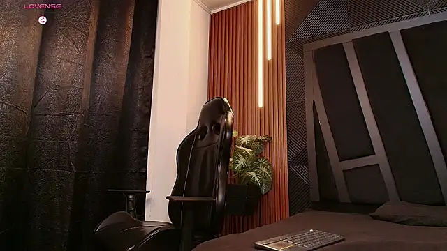 Noah Clarkk online show from February 14, 11:23 pm