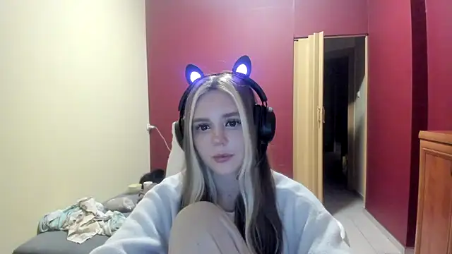 Snapshot of LunaAngell chatting on December 21, 12:40 am LunaAngell online show from December 21, 12:40 am