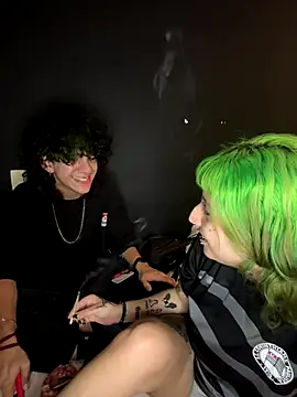 Snapshot of CrejinhaGotica chatting on December 22, 1:35 am CrejinhaGotica online show from December 22, 1:35 am