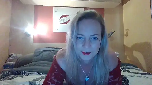 Snapshot of Miss-Chupagirly chatting on December 18, 3:29 pm Miss-Chupagirly online show from December 18, 3:29 pm