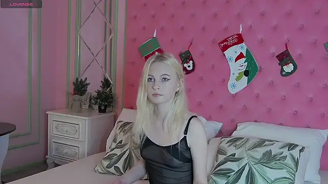 Snapshot of DaphneLewis chatting on December 21, 1:18 pm DaphneLewis online show from December 21, 1:18 pm