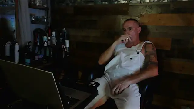 Snapshot of MISTERANDDEMI chatting on February 15, 10:39 pm MISTERANDDEMI online show from February 15, 10:39 pm