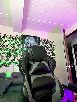 Snapshot of Violette-18 chatting on December 19, 12:50 am Violette-18 online show from December 19, 12:50 am