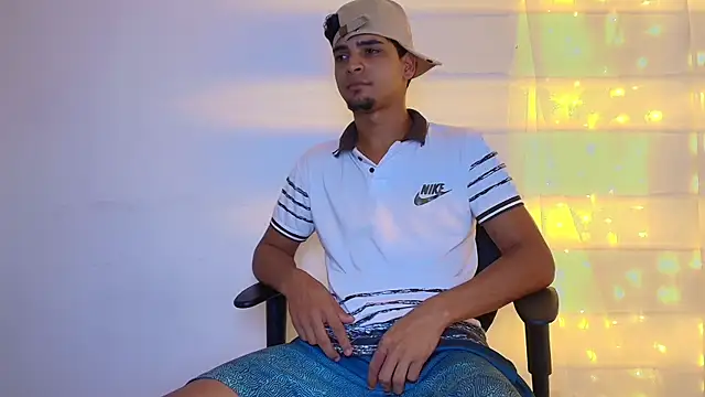 Snapshot of Alejandro_Dirty chatting on December 21, 10:06 pm Alejandro Dirty online show from December 21, 10:06 pm