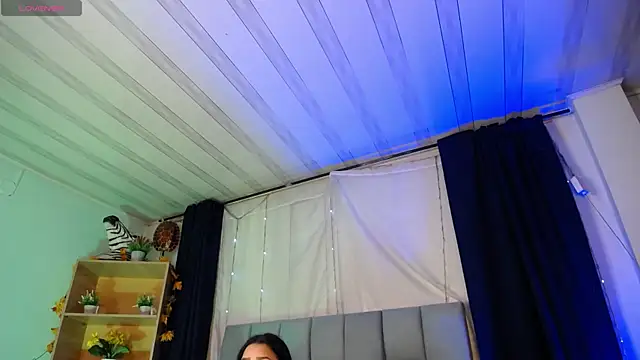 Snapshot of Emilyy05_ chatting on December 23, 3:15 am Emilyy05 online show from December 23, 3:15 am