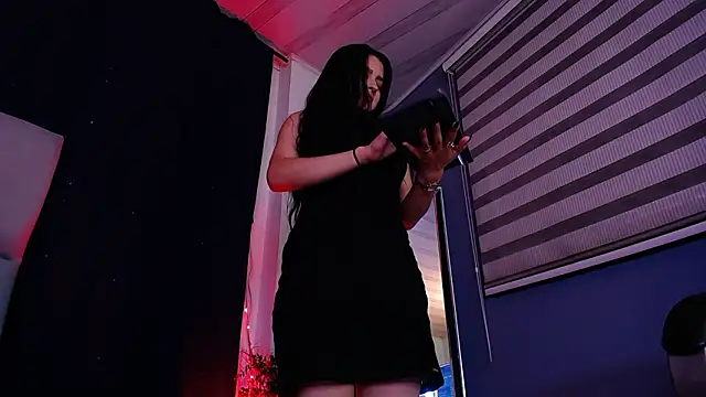 Snapshot of Emilyy05_ chatting on February 3, 3:04 am Emilyy05 online show from February 3, 3:04 am