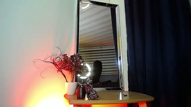 Snapshot of Emilyy05_ chatting on February 15, 3:25 am Emilyy05 online show from February 15, 3:25 am