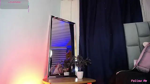 Snapshot of Emilyy05_ chatting on March 1, 3:19 am Emilyy05 online show from March 1, 3:19 am