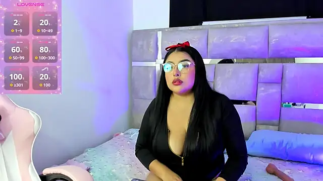 Snapshot of violetLux25 chatting on December 21, 5:20 pm violetLux25 online show from December 21, 5:20 pm