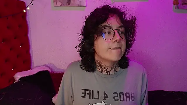 Snapshot of VelvetKai_nom chatting on December 23, 6:44 am VelvetKai nom online show from December 23, 6:44 am