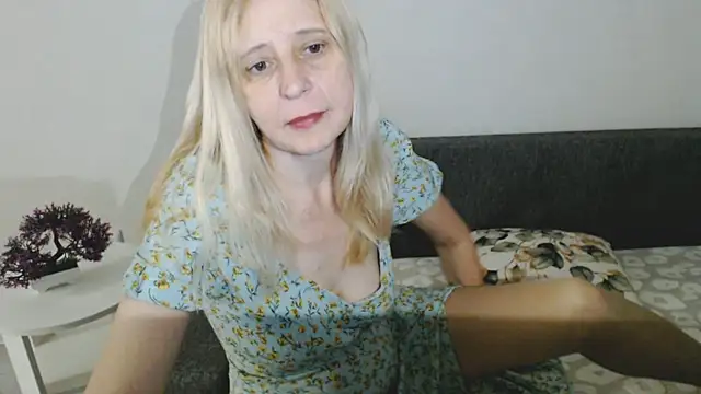 Snapshot of MiLenaMilf chatting on March 21, 3:33 am MiLenaMilf online show from March 21, 3:33 am