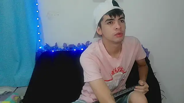 Snapshot of nico22love chatting on February 3, 12:10 pm nico22love online show from February 3, 12:10 pm