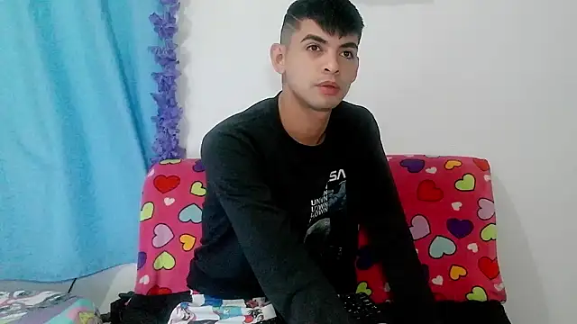 Snapshot of nico22love chatting on February 9, 12:25 am nico22love online show from February 9, 12:25 am