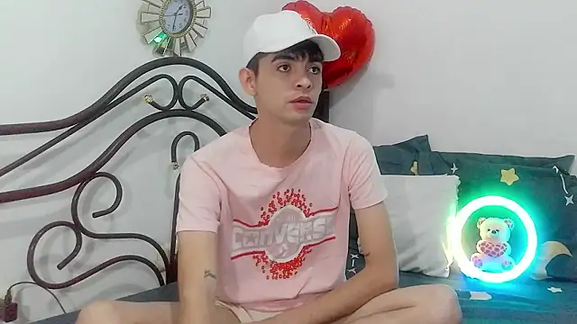 Snapshot of nico22love chatting on February 25, 12:09 am nico22love online show from February 25, 12:09 am