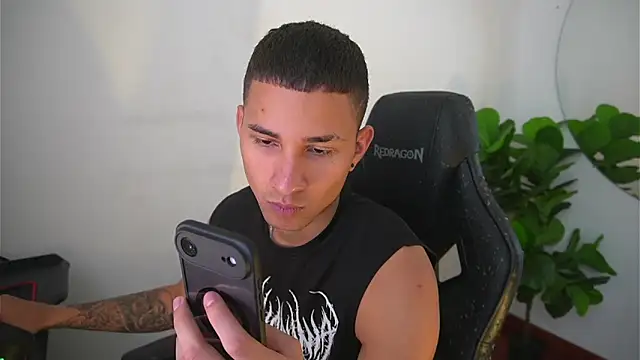 Snapshot of Thin_tommy11 chatting on December 22, 7:44 pm Thin tommy11 online show from December 22, 7:44 pm