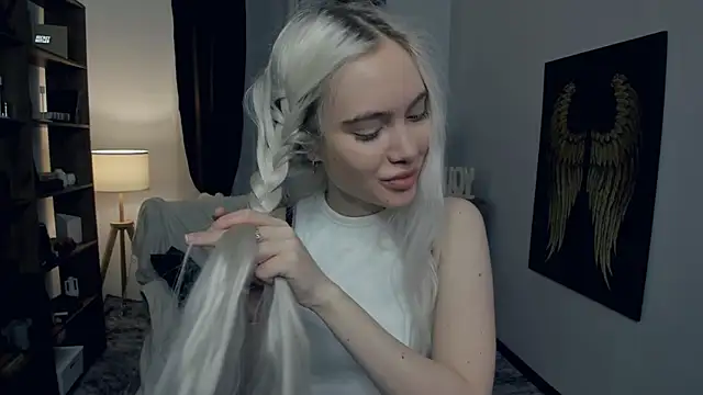 KristalCrowner online show from February 4, 7:09 pm