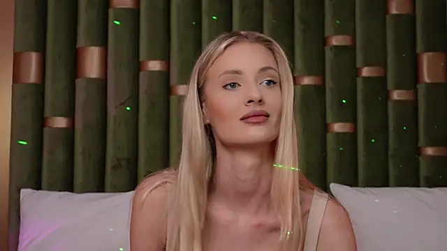 Snapshot of AmeliaAngel chatting on December 6, 8:15 am AmeliaAngel online show from December 6, 8:15 am