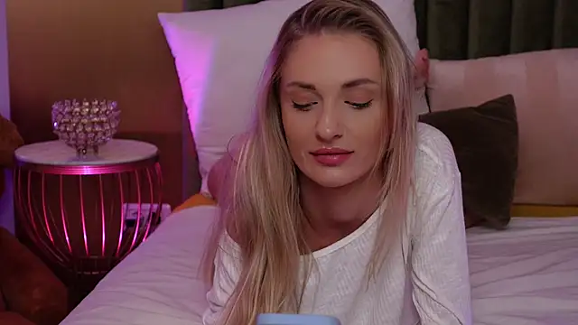 Snapshot of AmeliaAngel chatting on February 21, 10:39 am AmeliaAngel online show from February 21, 10:39 am