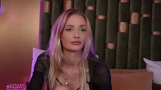 Snapshot of AmeliaAngel chatting on October 14, 9:43 am AmeliaAngel online show from October 14, 9:43 am