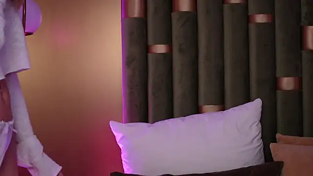 Snapshot of AmeliaAngel chatting on November 13, 8:46 am AmeliaAngel online show from November 13, 8:46 am