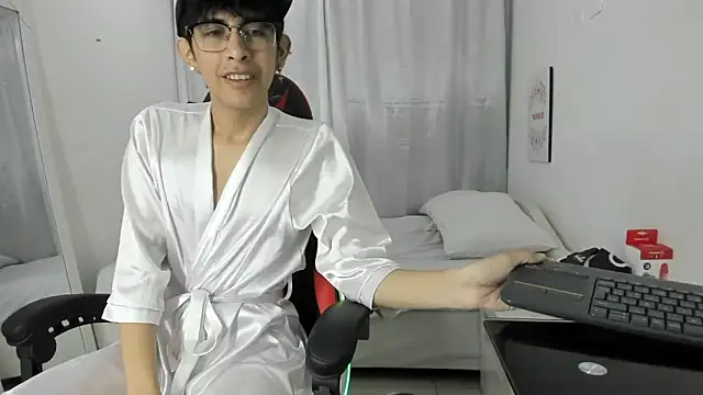 julian xx online show from March 17, 7:06 pm