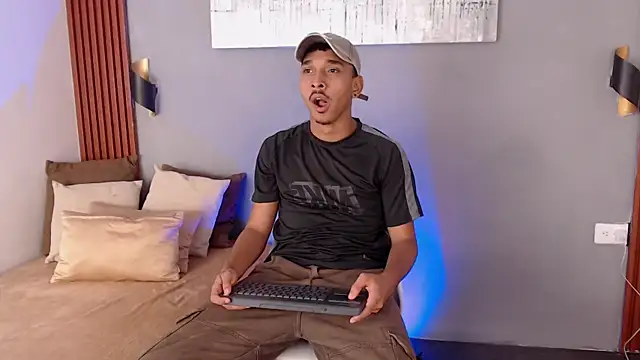 Julian Dark  online show from March 3, 4:07 am