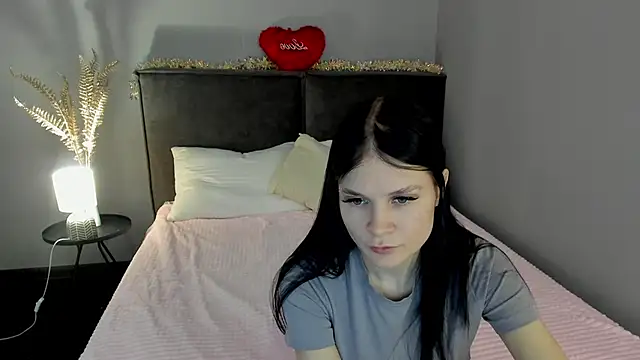 Snapshot of SkinyJoys chatting on February 14, 1:57 am SkinyJoys online show from February 14, 1:57 am