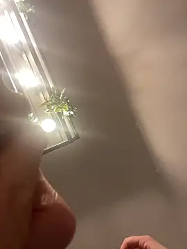 Snapshot of Bluedreams999 chatting on February 7, 6:33 pm Bluedreams999 online show from February 7, 6:33 pm