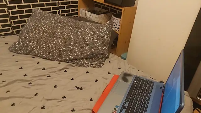 Spatgirl online show from February 15, 7:10 pm