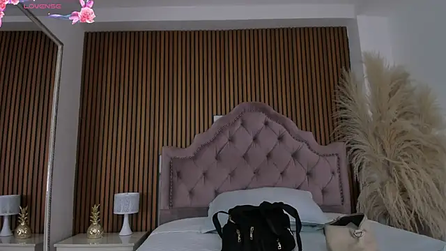 Violett hott  online show from April 14, 12:11 pm