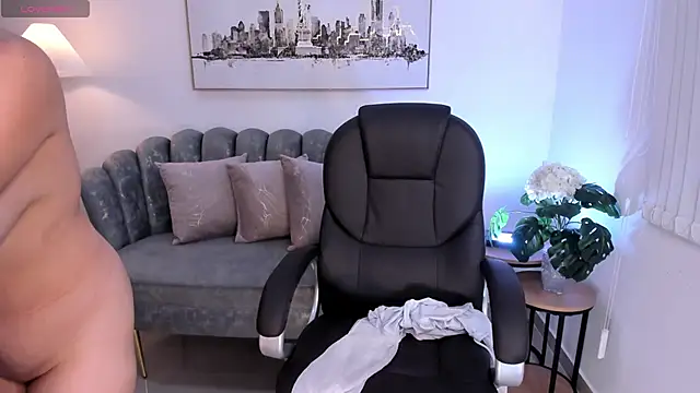 thiara scarlet  online show from February 24, 8:18 pm