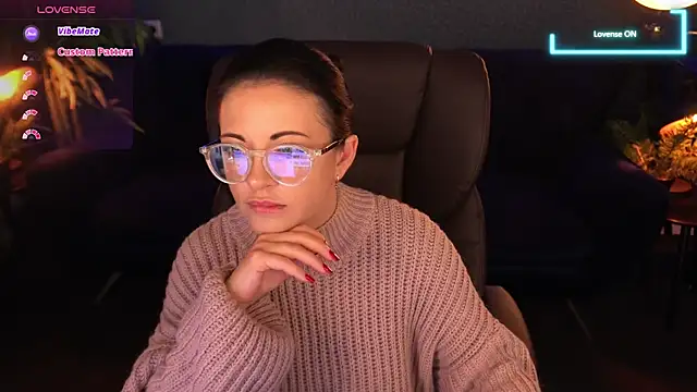 Snapshot of Dafni_Monn chatting on November 7, 6:57 am Dafni Monn online show from November 7, 6:57 am