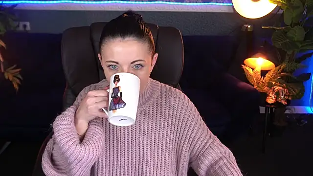 Snapshot of Dafni_Monn chatting on November 19, 6:46 am Dafni Monn online show from November 19, 6:46 am