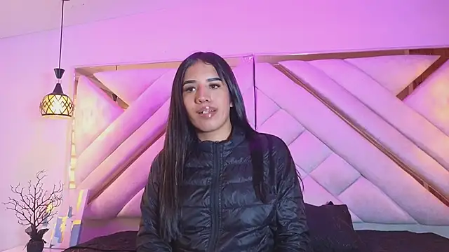 zoevg online show from March 13, 1:07 pm