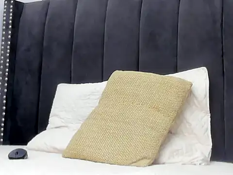 Anikka Albrite  online show from April 7, 1:33 pm